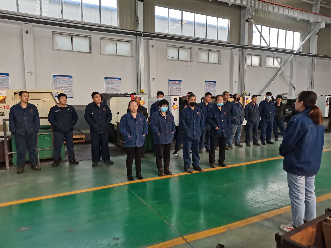公司召開(kāi)2022年安全生產(chǎn)工作會(huì)議-03月11日上午，公司召開(kāi)2022年安全生產(chǎn)工作會(huì)議，總結(jié)2021年安全生產(chǎn)工作，部署2022年安全生產(chǎn)重點(diǎn)任務(wù)。公司各級(jí)領(lǐng)導(dǎo)班子、各部室及負(fù)責(zé)人、安全總監(jiān)及安全員等參加會(huì)議,會(huì)議由公司經(jīng)理張世立主持。 會(huì)上，公司安全總監(jiān)袁振水作《2022年安全生產(chǎn)工作報(bào)告》?？偨Y(jié)了2021年的安全管理總體工作，分析了2022年安全管理所面臨的形勢(shì)，提出了公司2022年安全生產(chǎn)工作總體思路和重點(diǎn)工作。從十個(gè)方面進(jìn)行了工作部署◆ 持續(xù)提升安全生產(chǎn)思想認(rèn)識(shí)，進(jìn)一步樹(shù)牢安全發(fā)展理念?！?突出主體責(zé)任落實(shí)，抓好三年行...